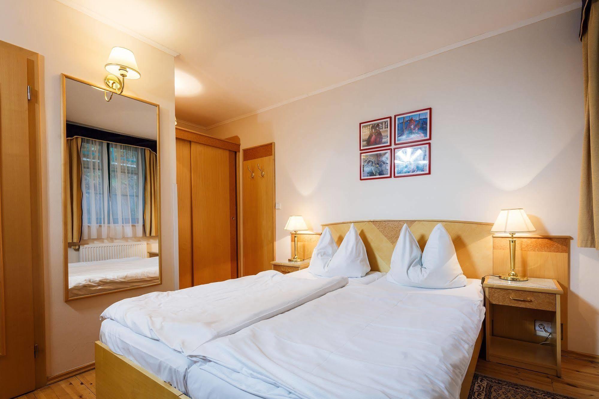 Hotel Maltezsky Kriz Karlovy Vary Ngoại thất bức ảnh